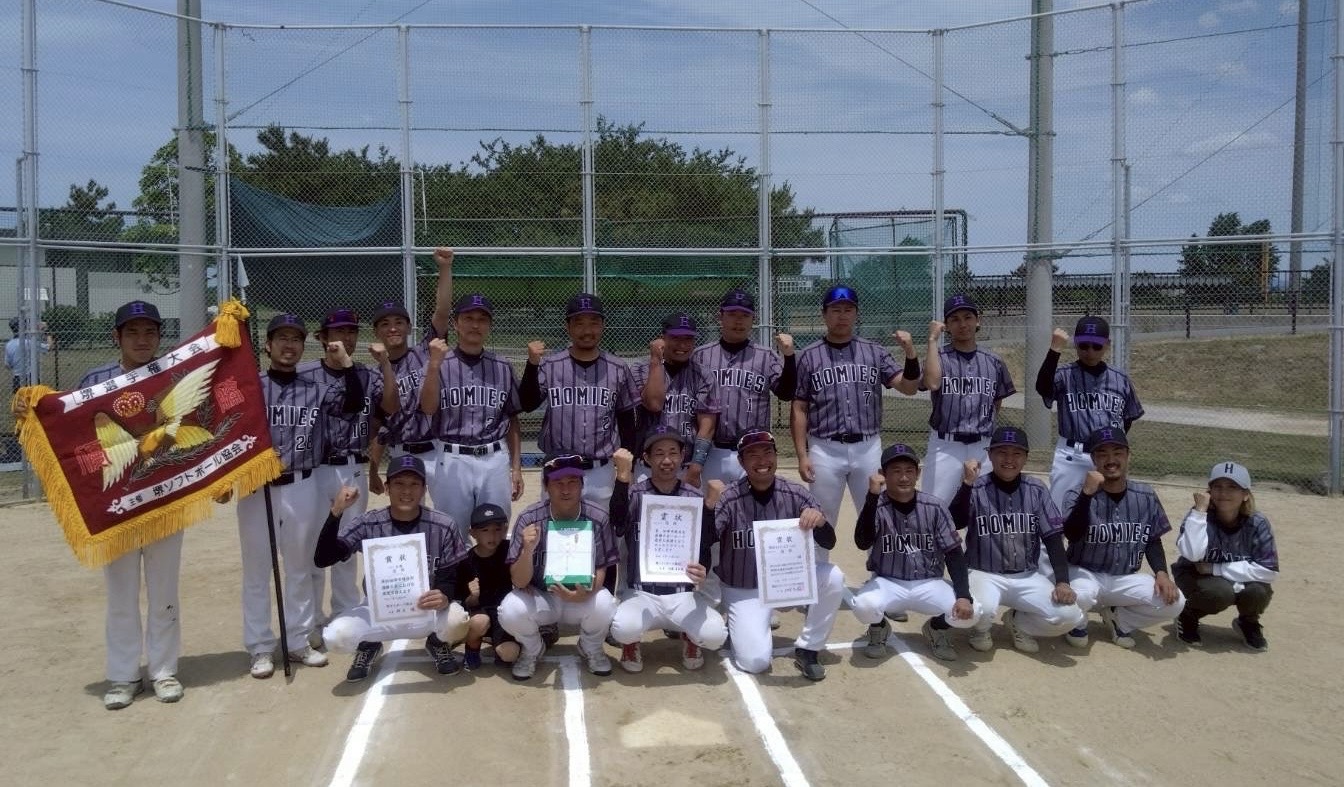 2026年5月 堺市種目別大会 優勝記念のチーム集合写真。優勝旗と賞状を持つメンバー全員