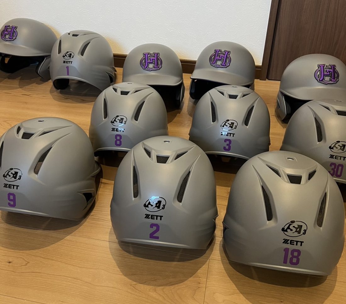 新ヘルメットの後頭部側。選手それぞれの背番号が紫で入っている